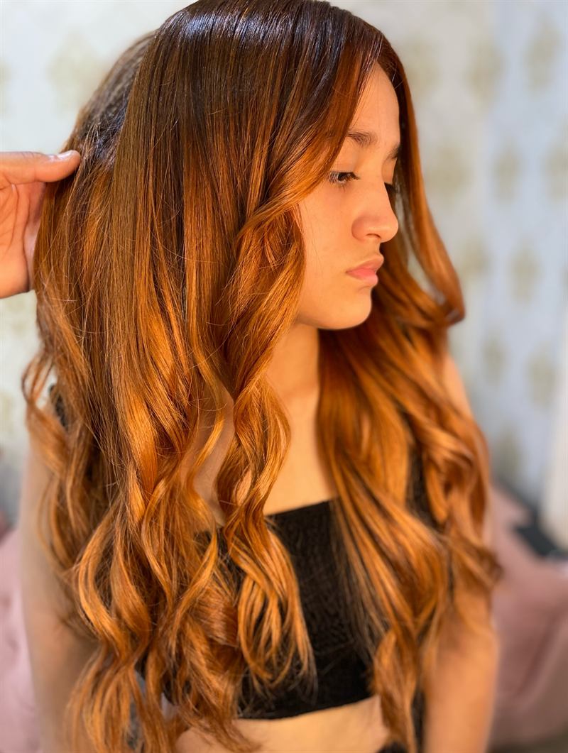 Cabelo cobre ondulado visto de perfil