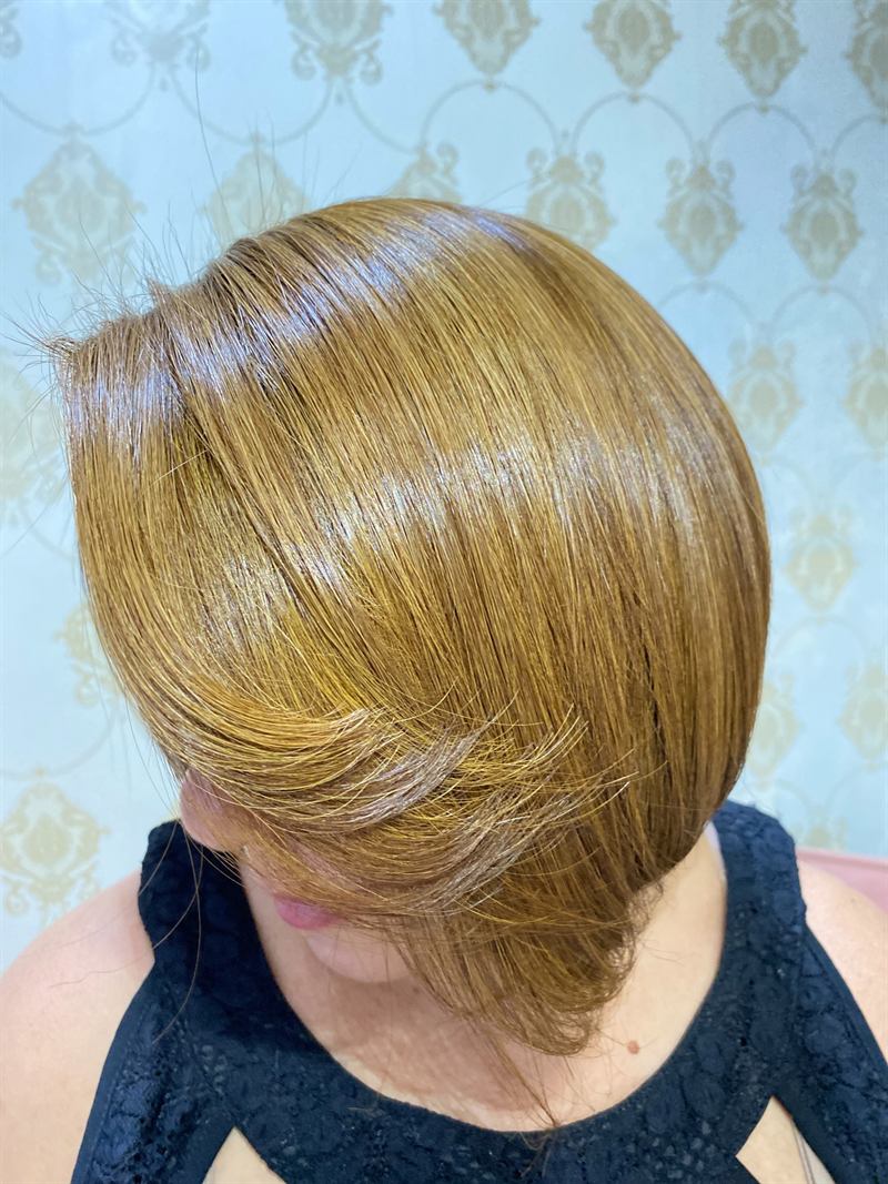 Corte chanel com cor dourada e brilho, visto de cima