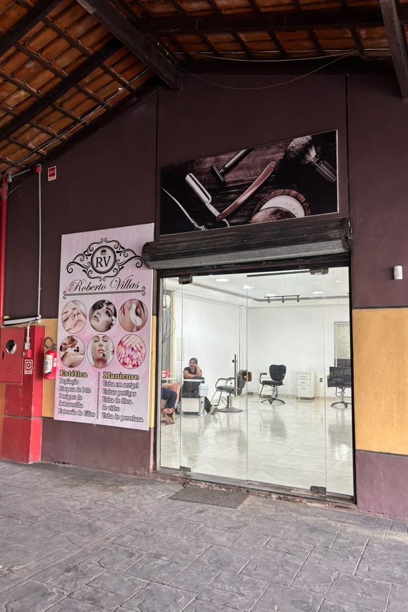 Fachada do salão no Mini Shopping Santo Agostinho, com porta de vidro e o painel do Roberto Vilas